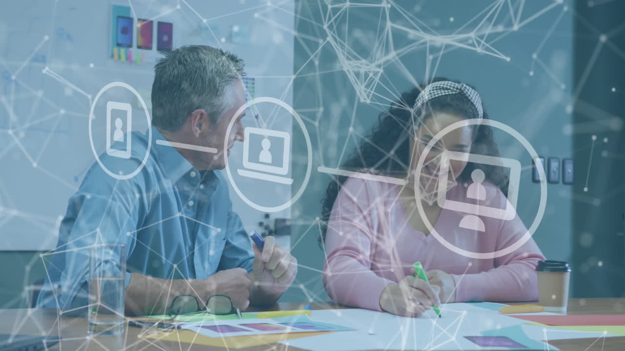 animación de una red de conexiones entre diversos empresarios que discuten el trabajo en la oficina