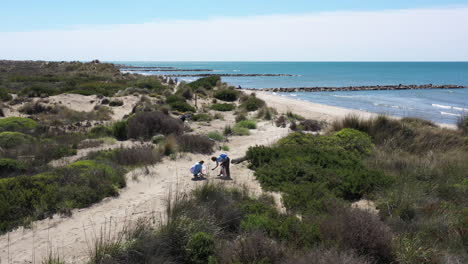 Freiwillige-Des-Umweltschutzes-Sammeln-Plastik-Und-Müll-An-Einer-Strandspiguette-Ein