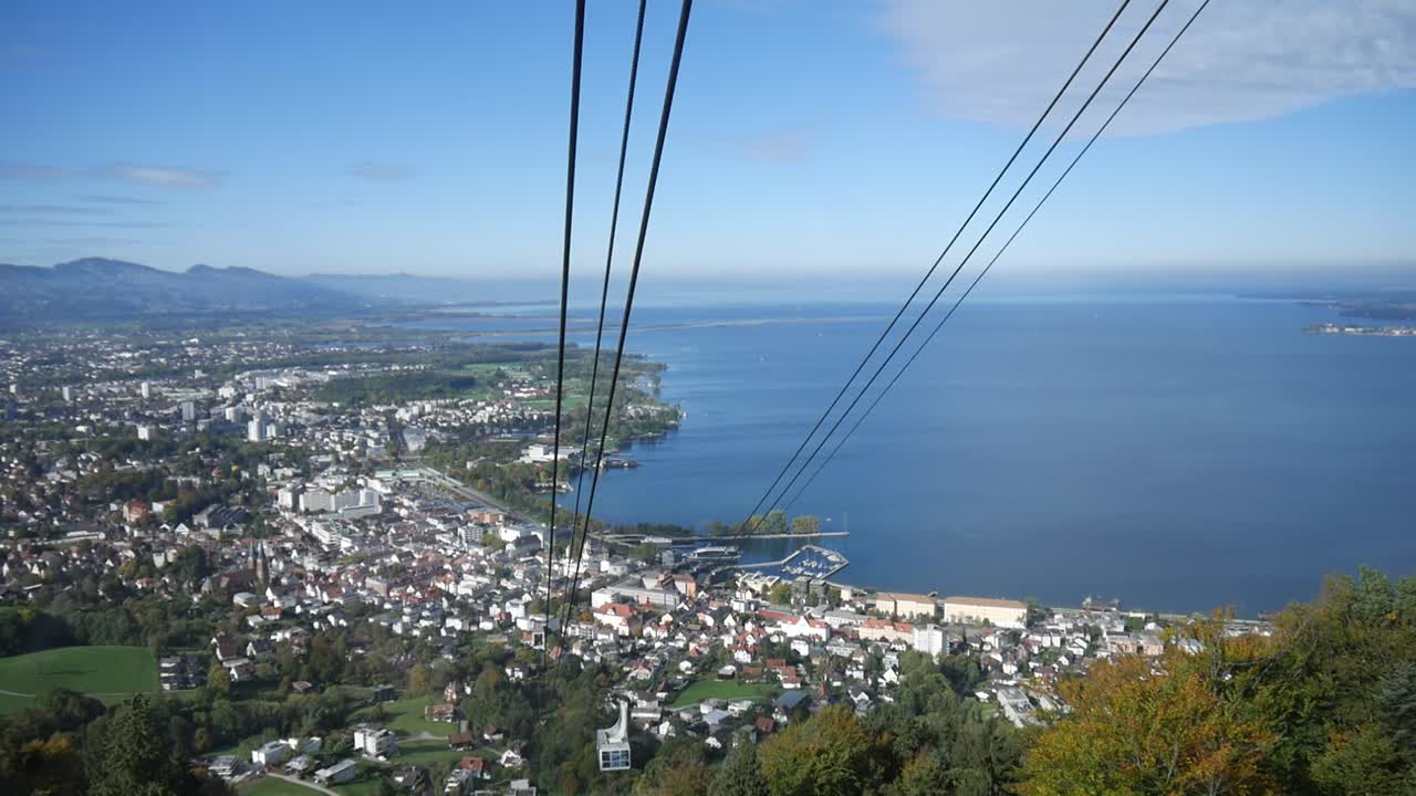 오스트리아의 브레겐스 (bregenz) - 산으로 올라가는 pfaenderbahn 케이블카를 타고 있는 동안 콘스탄스 호수와 브레겐스의 놀라운 풍경