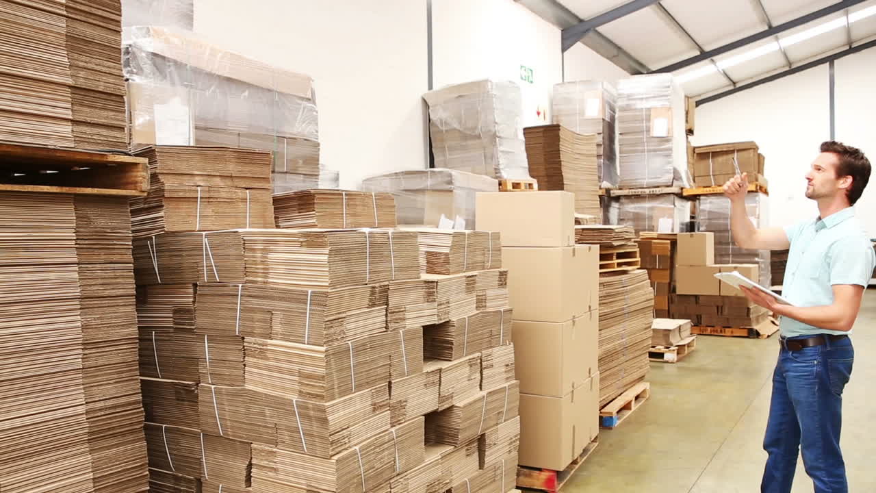 창고 직원이 목록을 확인하고 있습니다.