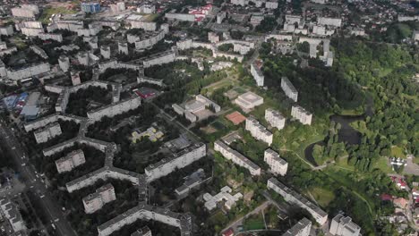 Vista-Aérea-De-Edificios-Con-Formas-Geométricas-En-Una-Ciudad-Rodeada-De-árboles