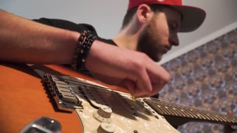 Hombre-Tocando-La-Guitarra-En-Casa