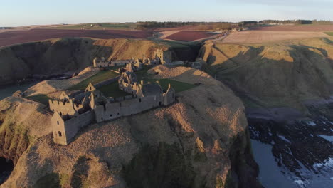 Vista-Aérea-Del-Castillo-De-Dunnottar-En-Aberdeenshire