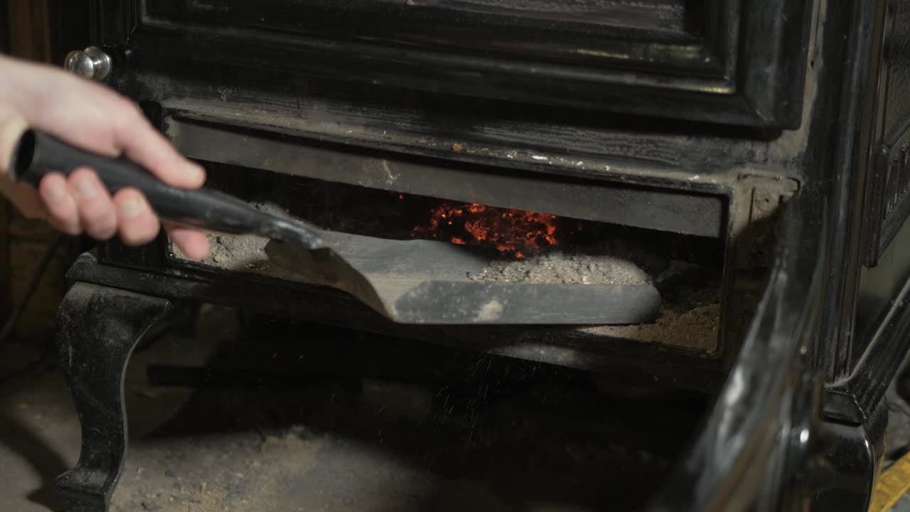 가정용 백 보일러 난로에서 고체 연료 재 제거