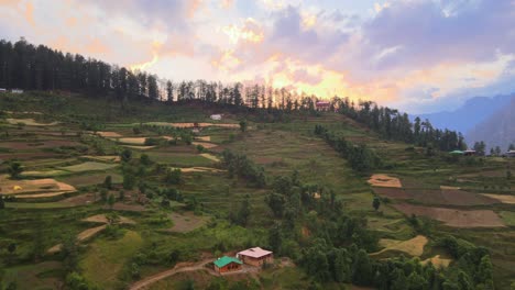 toma de drone de la puesta de sol en un pequeño pueblo en el valle de sainj en himachal pradesh cerca de manali, kasol