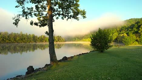 niebla matutina sobre el río clinch en clinton tennessee