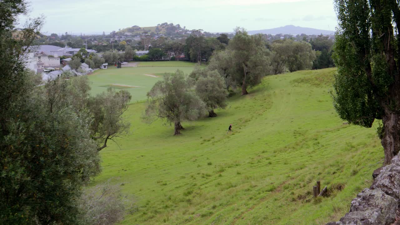 혼자 코른월 공원을 탐험하는 사람, 오클랜드의 초원의 아름다운 전망