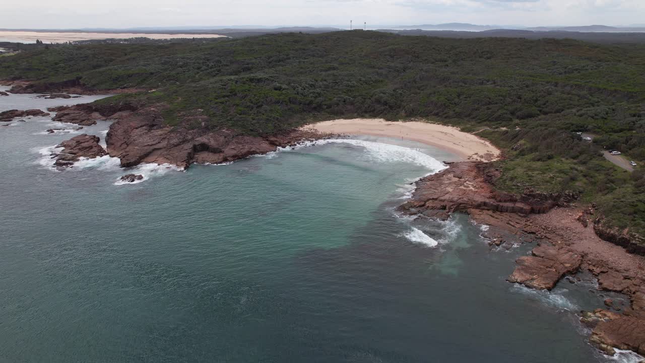 Paesaggio tranquillo di Kingsley Beach nel Nuovo Galles del Sud, Australia - Ripresa con drone