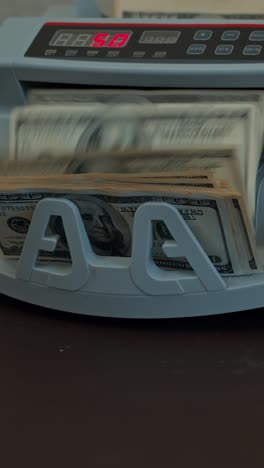 máquina para contar billetes de dólar