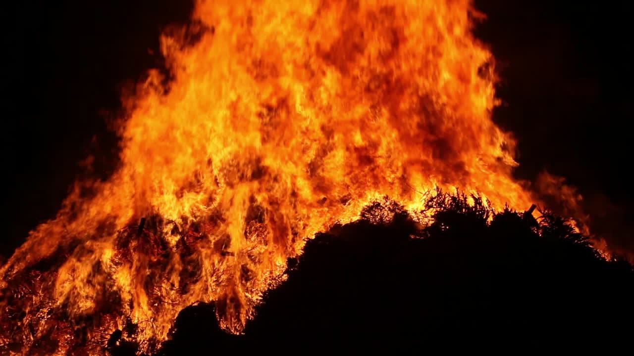 una gran hoguera arde por la noche