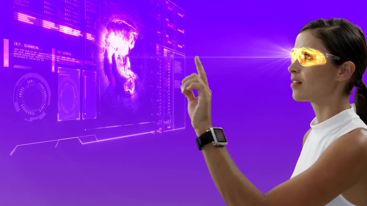 mujer de negocios usando una pantalla digital