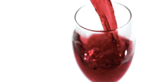 el vino rojo se vierte en súper cámara lenta.