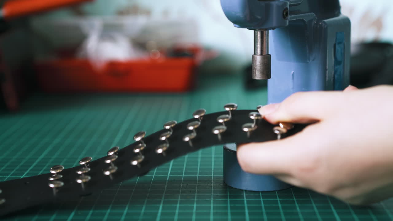 el sastre profesional arregla los holnitens en cuello de cuero negro