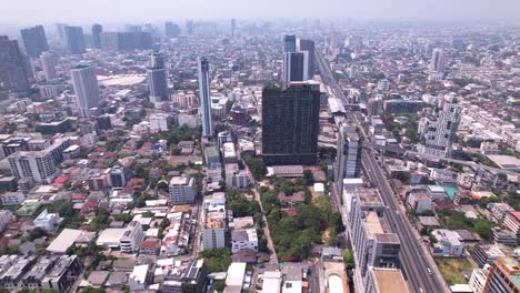 Die-Skyline-Von-Bangkok,-Aufgenommen-Von-Oben-Mit-Einer-DJI-Air2s,-Zeigt-Die-Geschäftige-Stadt-Rund-Um-Die-Region-Lat-Prao-Im-Norden-Von-Bangkok,-Thailand