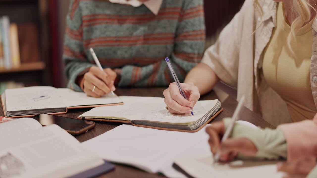 estudiantes estudiando juntos en una biblioteca