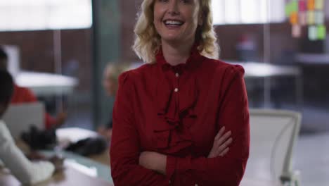 retrato de una mujer de negocios caucásica en la sala de reuniones mirando a la cámara sonriendo