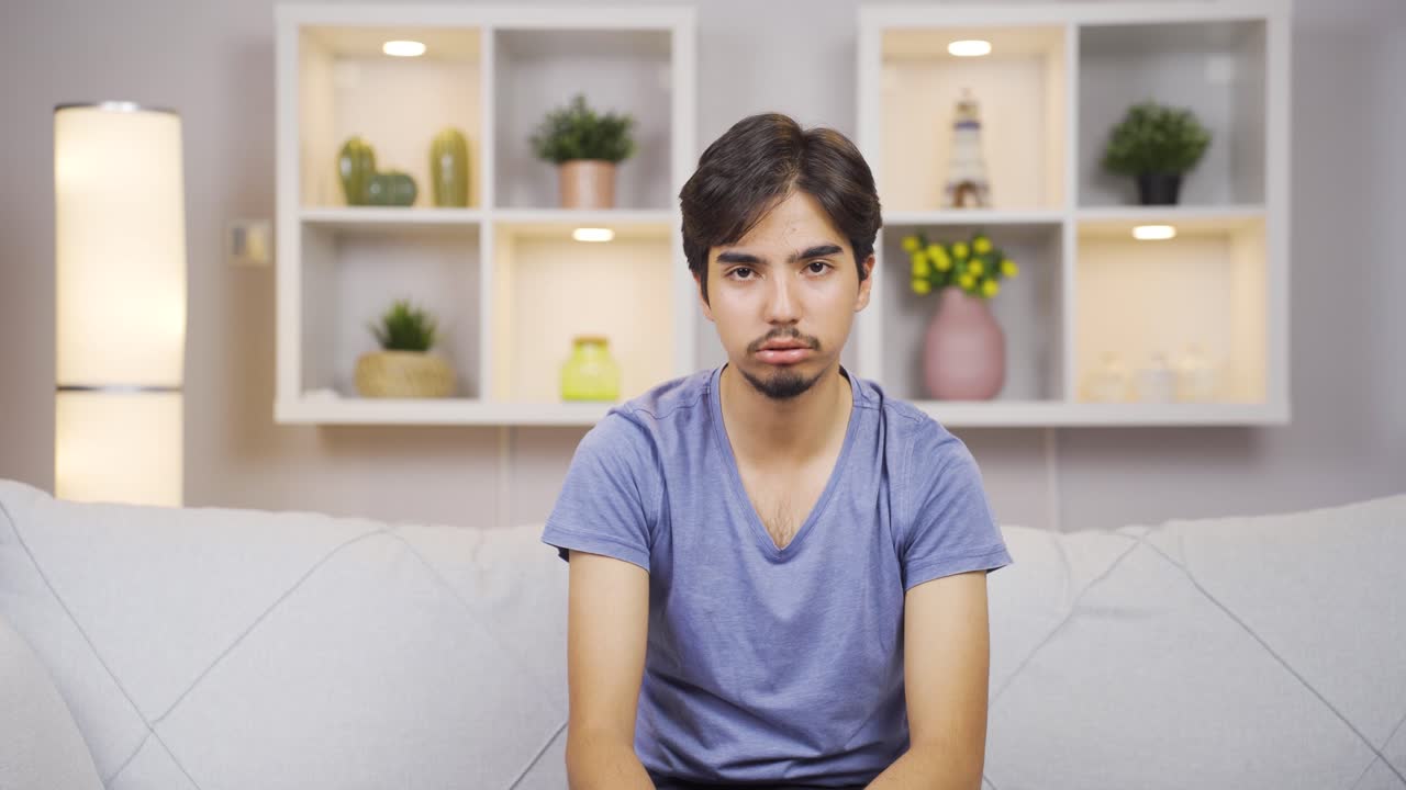 지루함 때문에 안타까워하고 숨을 쉬는 사람.