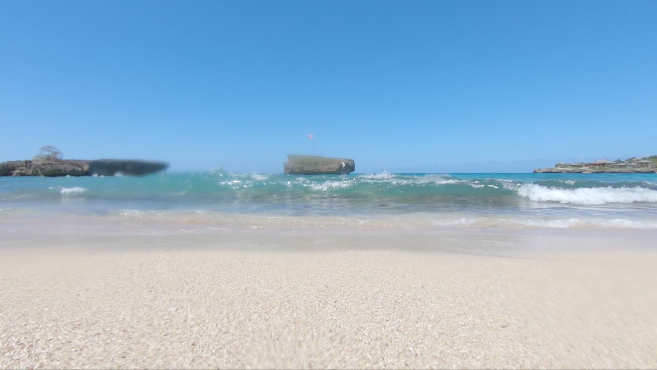 리오 산 후안 도미니카 공화국의 해안에서 볼 수 있는 풍경, 파도가  ⁇ 은 날 고 프로에 부 ⁇ 히고 있습니다.