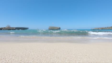 vista desde la orilla de río san juan república dominicana, las olas golpean el go pro en un día soleado