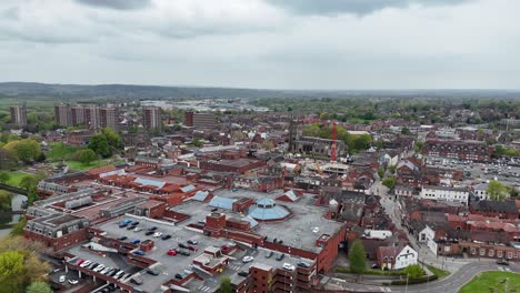 el aparcamiento de varios pisos de tamworth staffordshire, inglaterra, avión no tripulado, aéreo