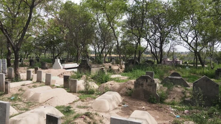 Vista drone di cimiteri e tombe musulmane in Pakistan