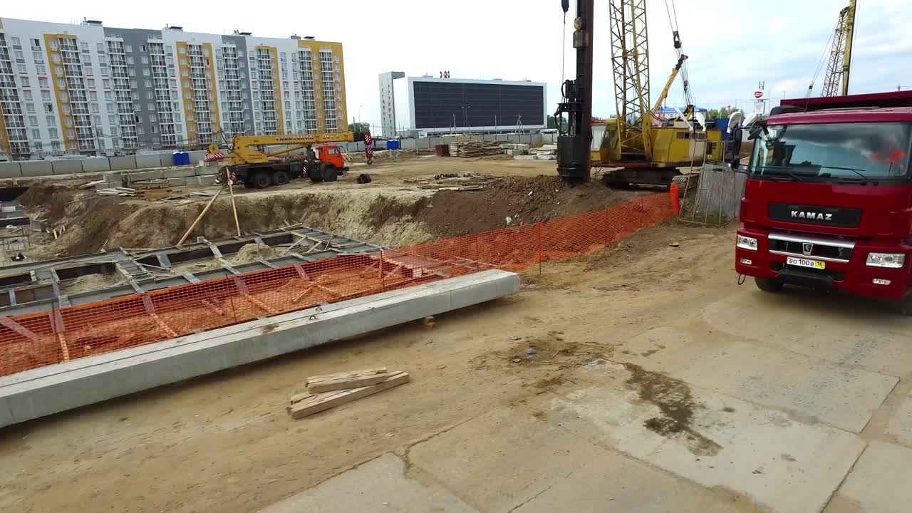 sitio de construcción con maquinaria pesada y camiones