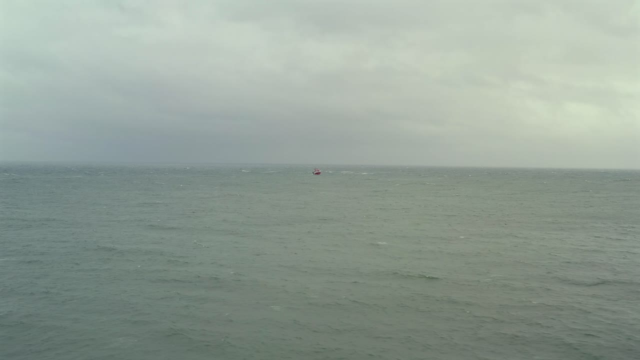 단독 시 선박은 어두운 어두운 날을 견디고, 그 위에는 구름과 폭풍의 하늘이 있습니다.