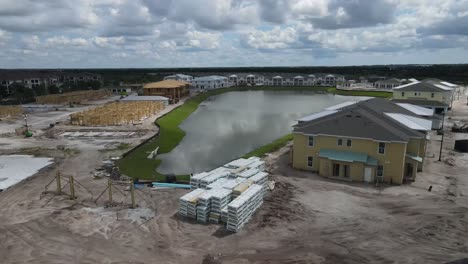 Vista-Aérea-De-Derecha-A-Izquierda-De-Una-Construcción-A-Gran-Escala-En-El-Suroeste-De-Florida