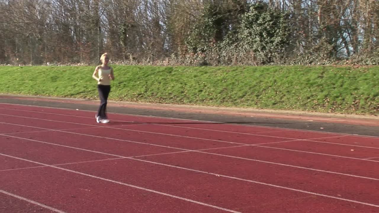 mujer corriendo en la competencia de atletismo