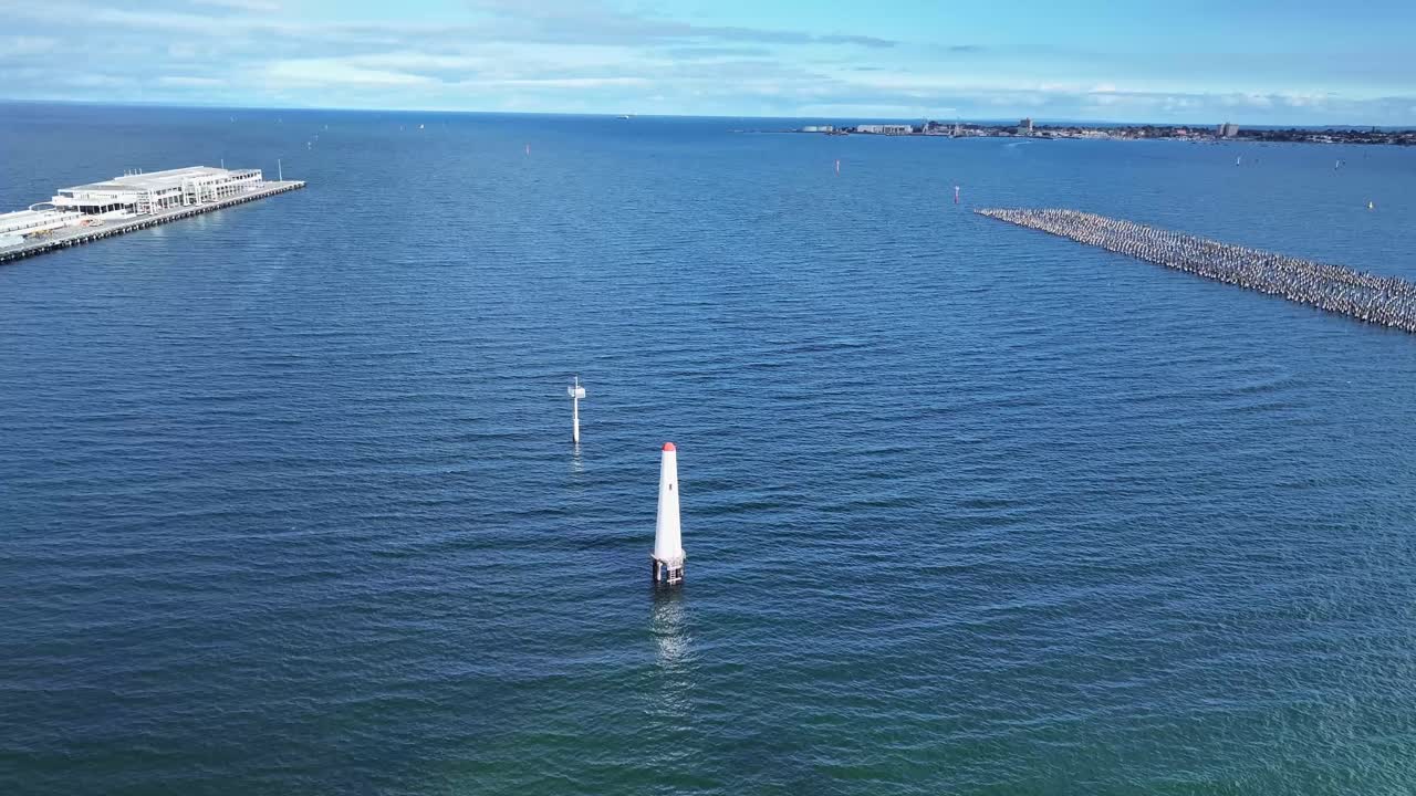 vista aérea del puerto de melbourne con ayudas de navegación y rompeolas