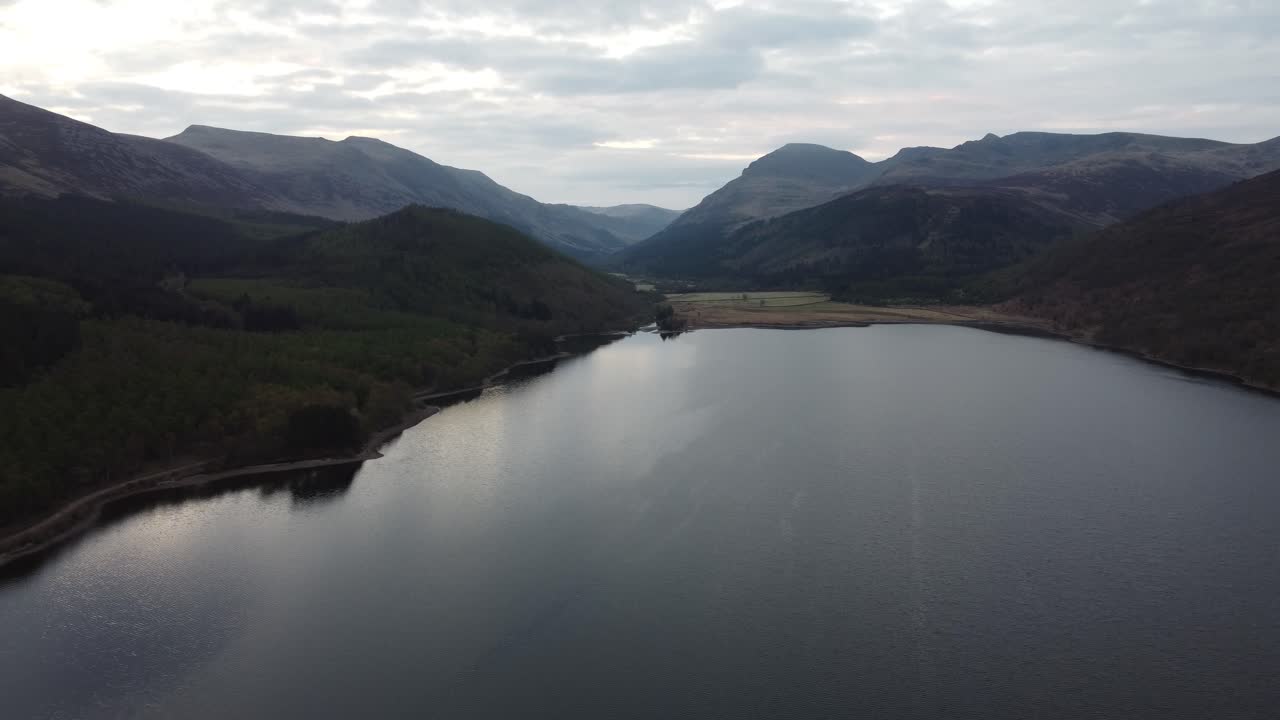 una panorámica rápida a través de ennerdale durante el amanecer