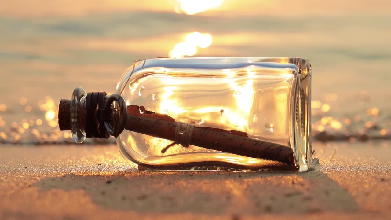 Messaggio in bottiglia contro il tramonto del sole