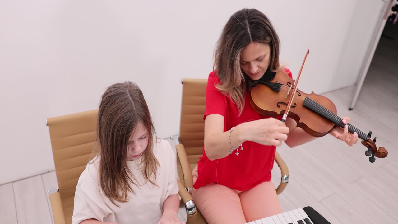 Hodina hudby s ženou a dívkou