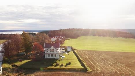 Solitaria-Casa-De-Campo-Blanca-Cerca-De-Ostersund,-Campo-De-Suecia-Durante-La-Luz-Del-Sol-Brillante