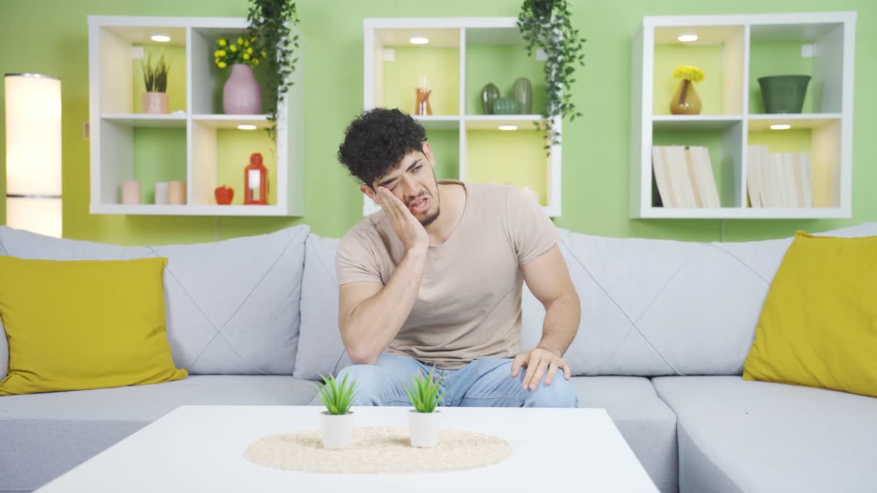 un hombre emocional y llorón.