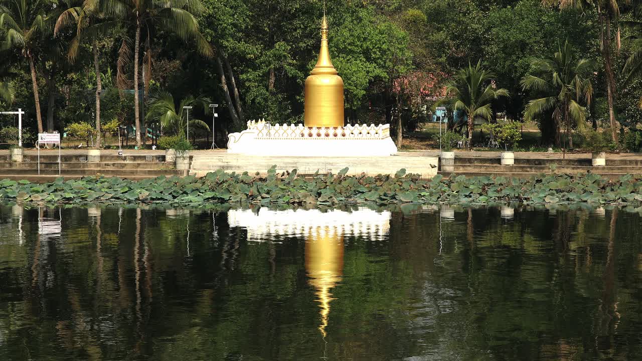 Stupa dorato sul fiume Kwai in Thailandia