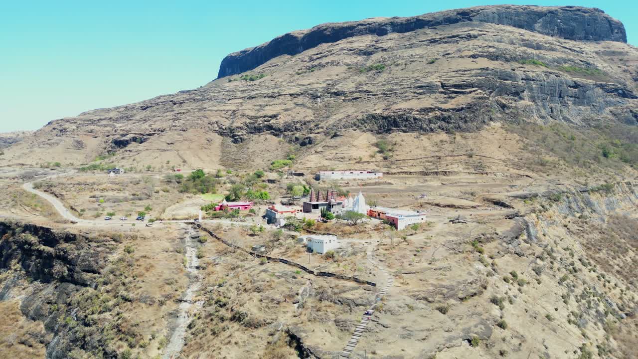 drone se acerca a longh desde el templo hindú en la parte superior de la colina en maharashtra kalsubai pico fuerte chandwad