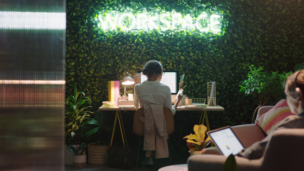 personas de negocios que trabajan hasta tarde mujer que usa la computadora navegando datos lluvia de ideas planeando proyectos fecha límite escuchando música en la oficina por la noche