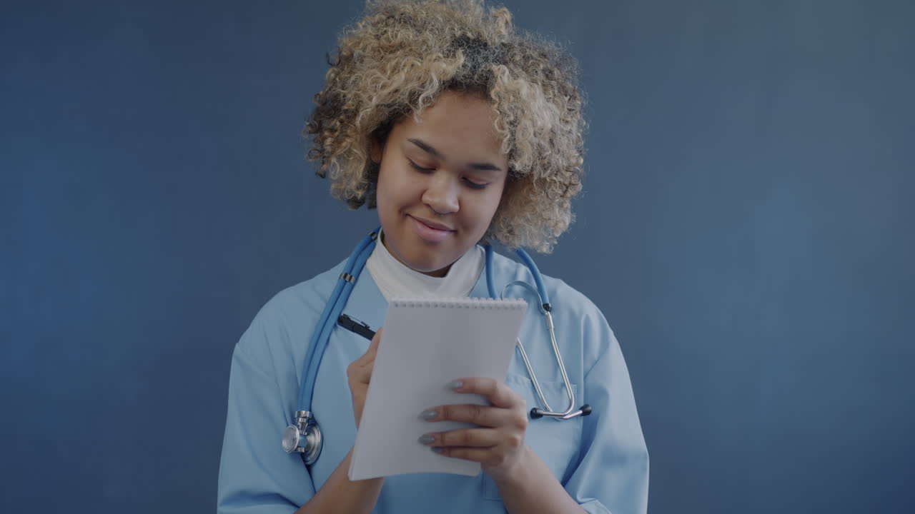 El médico tomando notas.