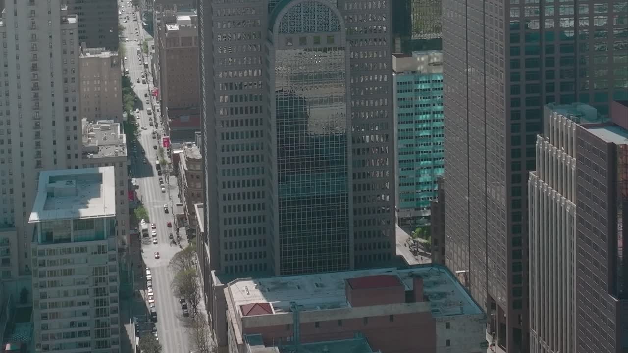 Vista do horizonte do centro de Dallas com edifícios e ruas visíveis