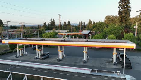 Luftaufnahme-Einer-Tankstelle-Mit-Autos,-Die-Ihre-Tanks-Füllen