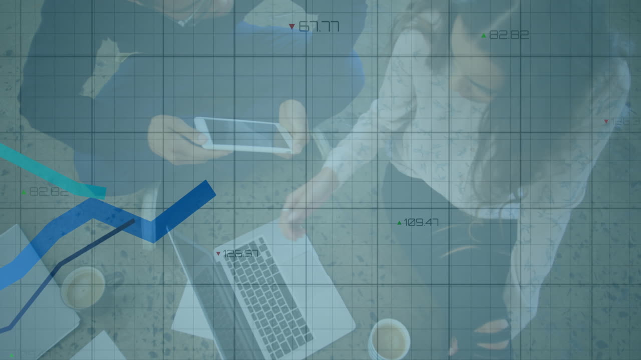 datos financieros y animación de gráficos sobre reuniones de negocios con computadora portátil y documentos