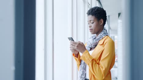 Businesswoman-using-smartphone