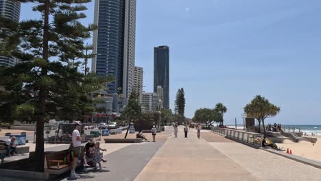 peatones disfrutando de un día soleado junto al mar