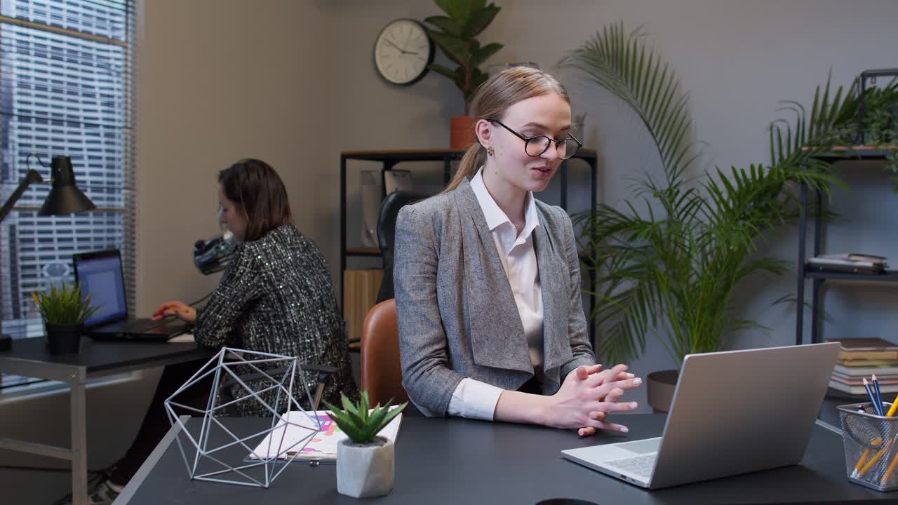 kobieta biznesmena prezentująca się w biurze