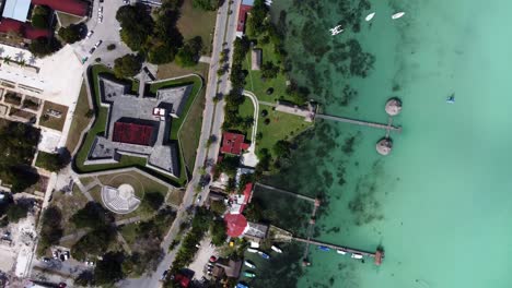 Drone-Ojo-Vista-De-Pájaro-Sobre-El-Castillo-De-San-Felipe-En-Bacalar-Quintana-Roo-Estado-México-Con-Laguna-De-Agua-Azul-Y-Centro-Vacacional-En-Playa-Tropical