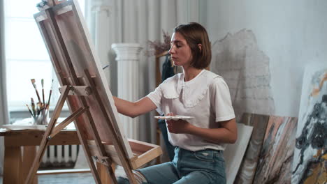 Woman-sitting-and-painting