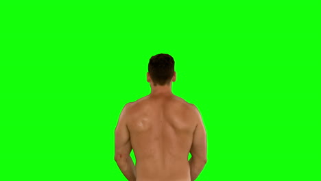 hombre musculoso flexionando sus bíceps