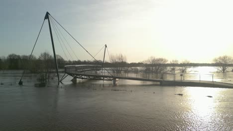 Brücke-über-Den-Fluss-Ems-Bei-Überschwemmung-Nach-Starkem-Regen-In-Meppen,-Emsland,-Deutschland