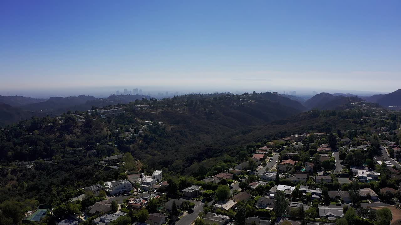 dolly aéreo disparó a través de un barrio de sherman oaks